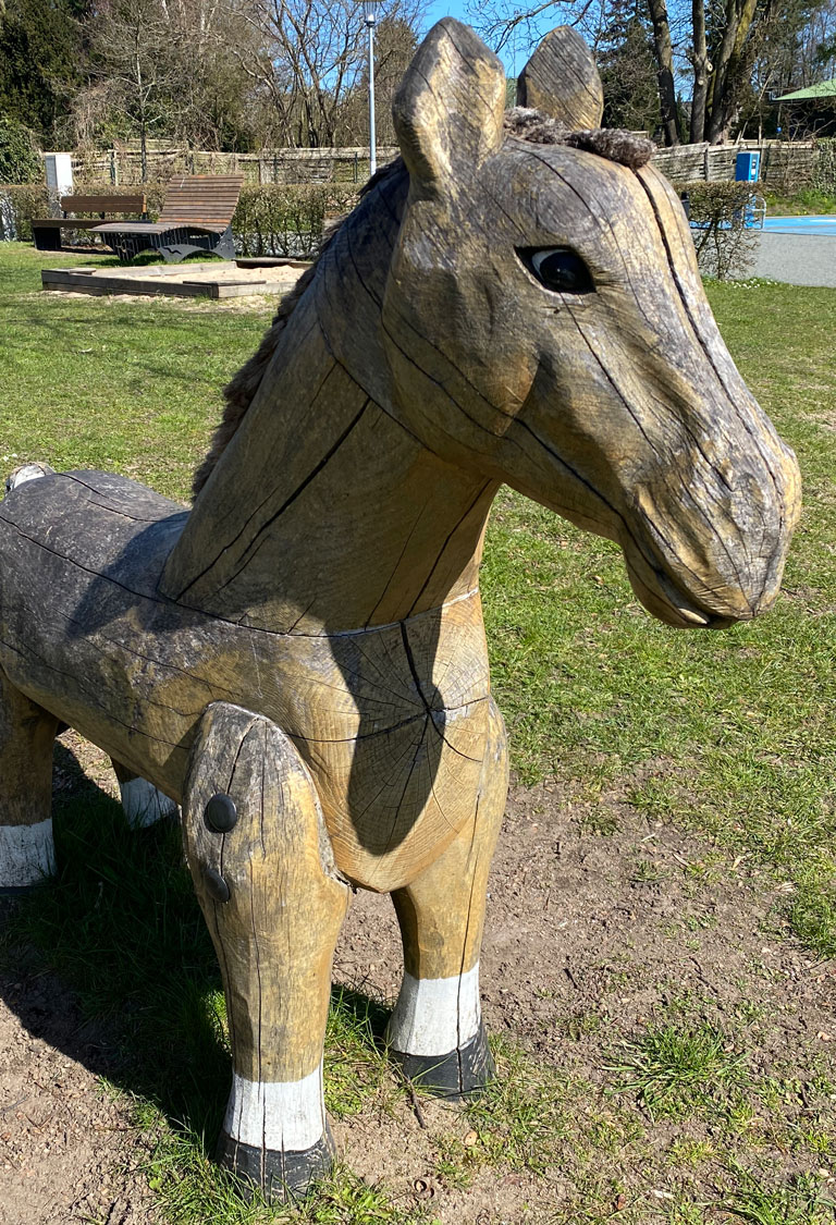 Dorfplatz-Pferd-768x1125